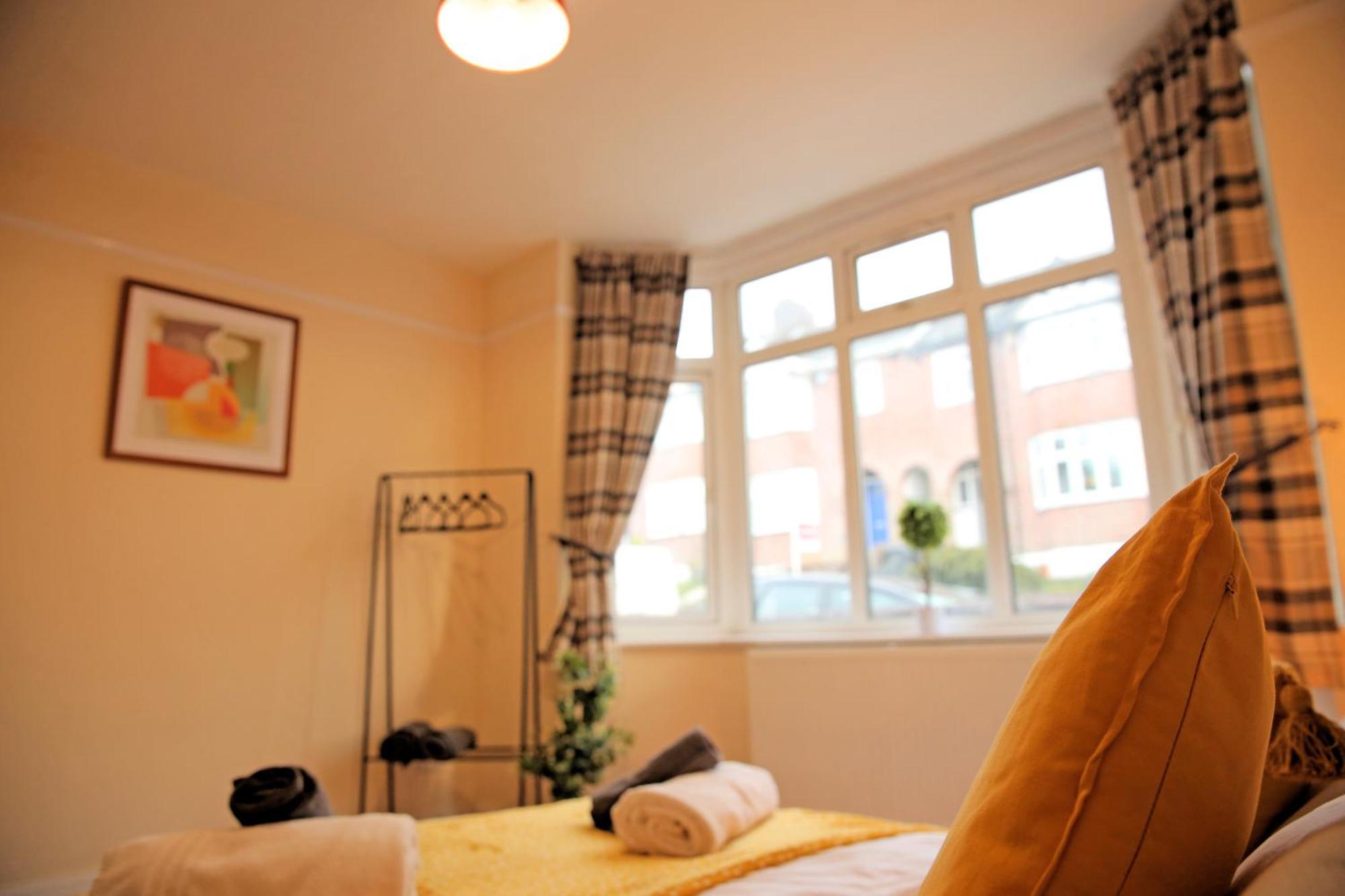 Private Bliss Near Luton Station Apartment Екстериор снимка