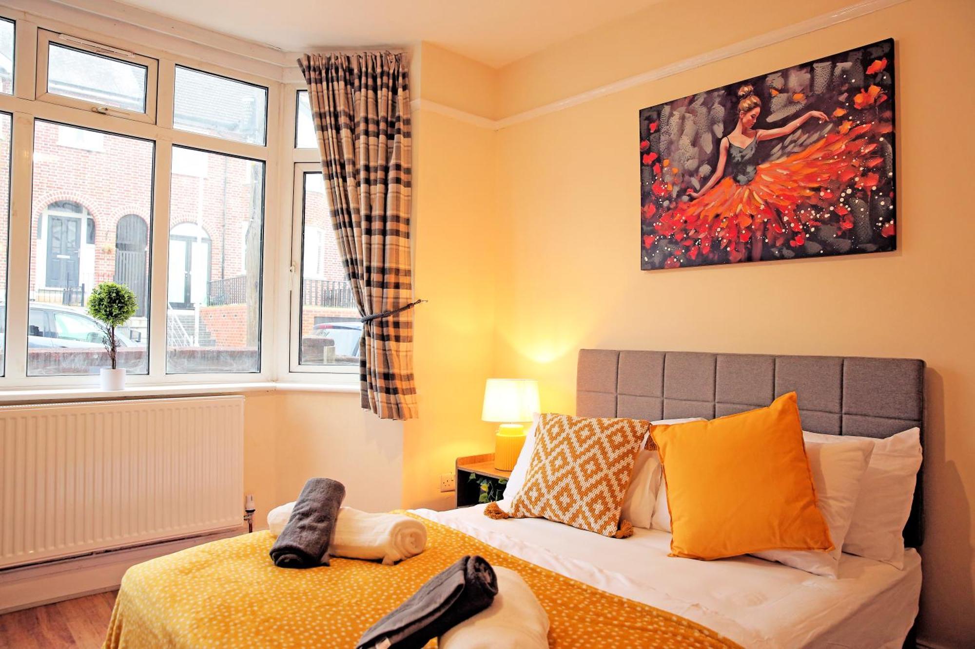Private Bliss Near Luton Station Apartment Екстериор снимка