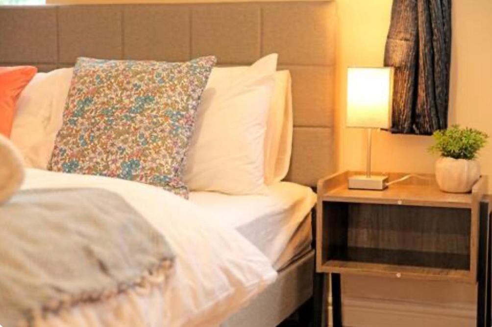 Private Bliss Near Luton Station Apartment Екстериор снимка